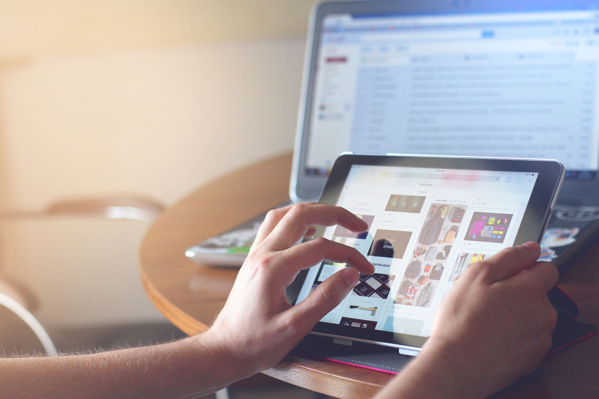 homme utilise une tablette tactile