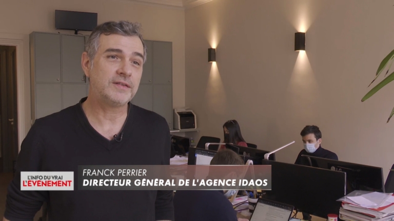 Capture d'écran d'un reportage télévisé présentant Franck Perrier, Directeur Général de l'agence Idaos, dans les locaux de son entreprise.