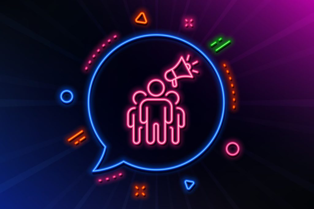 Illustration néon d’un groupe de personnes avec un mégaphone dans une bulle de dialogue.