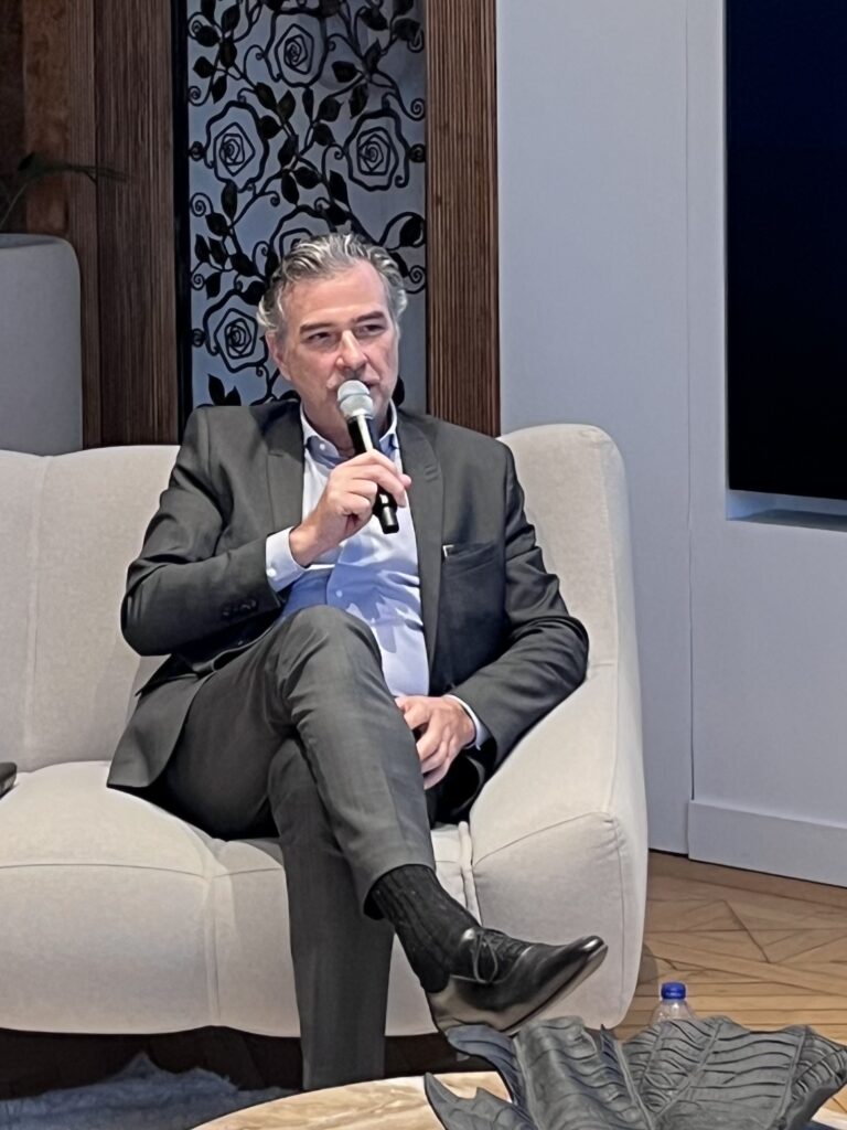 CEO Idaos donnant une intervention