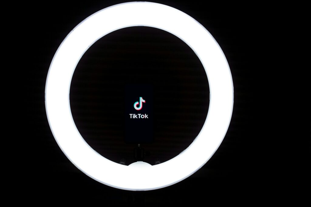 Tendances TikTok 2024 : ce qu’il faut retenir des mouvements qui redéfinissent la créativité 