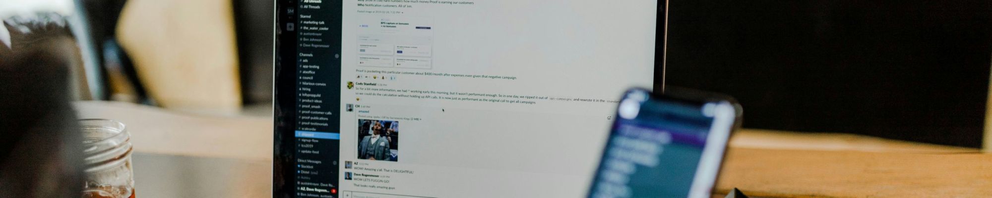 Photo d'un homme consultant ses réseaux sociaux sur son ordinateur et son téléphone